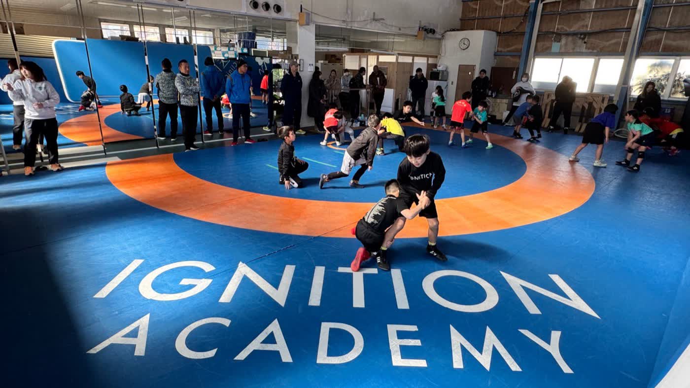 IGNITION ACADEMYのマットで練習する子どもたち