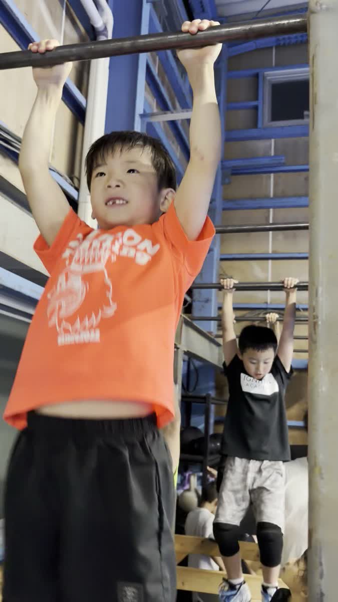 懸垂トレーニングをする子ども